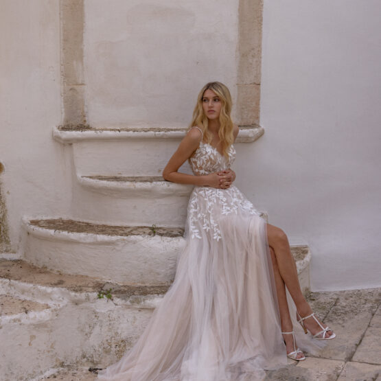 alinie-hochzeitskleid-tuell-fliessend-beinschlitz