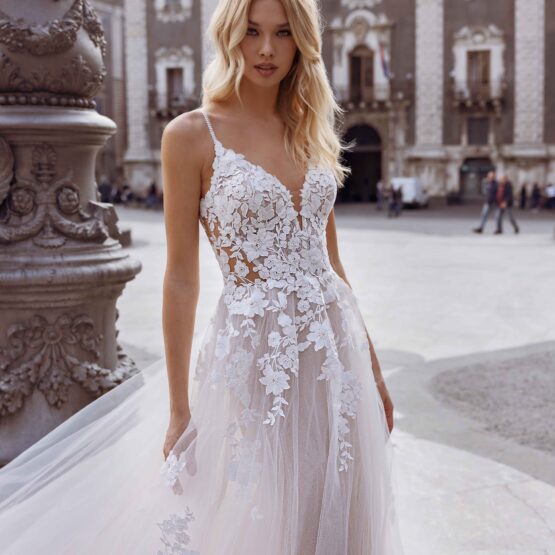 hochzeitskleid-alinie-seitliche-cutouts-tuellrock-glitzertuell-florale-spitze-v-ausschnitt-spagetti-traeger-leicht