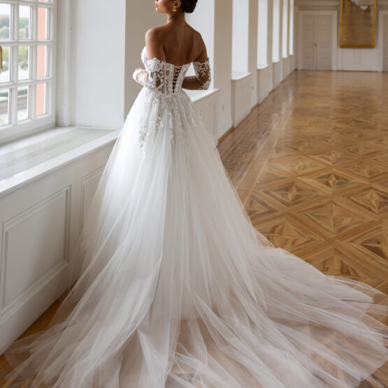 ivory-brautkleid-schleppe-corsage
