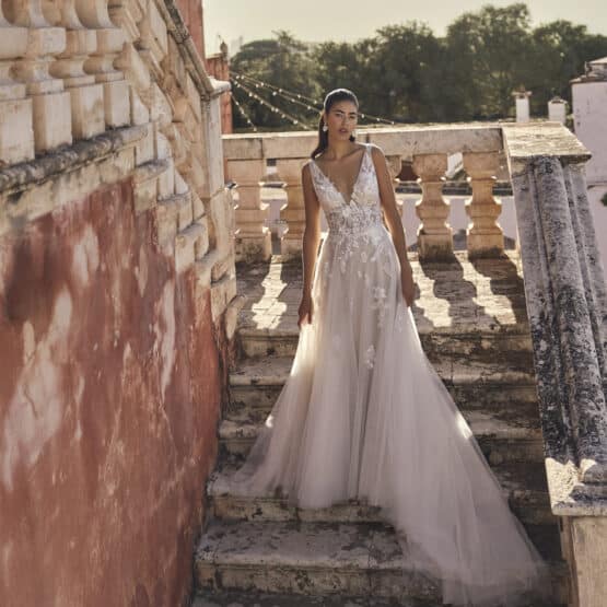 breitetraeger-tuell-brautkleid-vausschnitt-glitzer