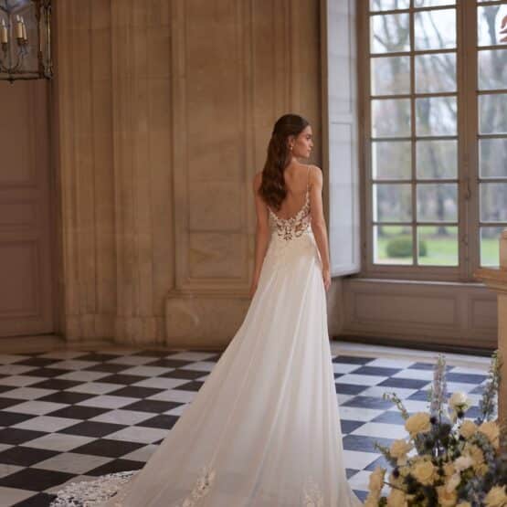 chiffon-brautkleid-langeschleppe-fliessend-spagettietraeger
