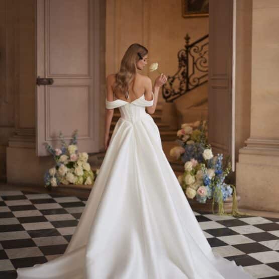 schleppe-Basquewaist-cleane-modern-corsage-hochzeitskleid